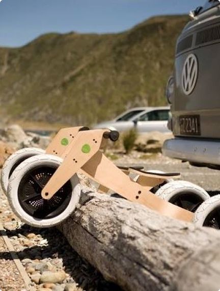 Kind met fiets op een boomstam