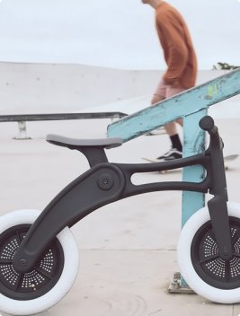 Enfant avec un vélo sur la plage