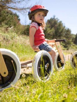 Enfant assis sur un vélo
