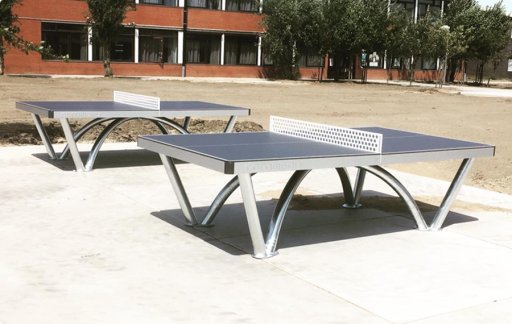 Deux tables de tennis de table